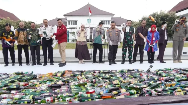 Waka II DPRD Hadiri Pemusnahan 3.000 Botol Miras Ilegal