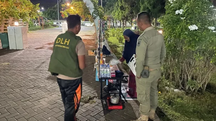 Rawat Alun-Alun Bersama, DLH Lumajang Ajak Pedagang Budayakan Kebersihan
