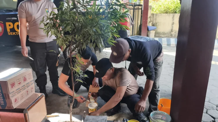 Menjelang Hari Kemerdekaan Polsek Ranuyoso Gelar Kerja Bakti