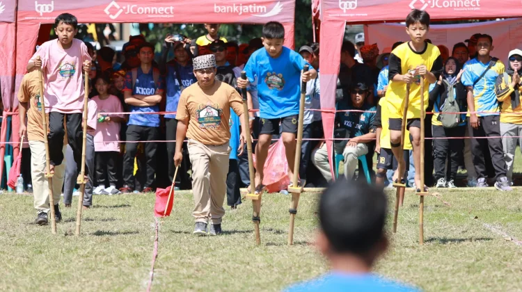 Ribuan Siswa Banyuwangi Main Permainan Tradisional di Hari Anak