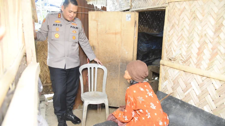 Polres Bondowoso Salurkan Bantuan untuk Tiga Lansia yang Hidup Sebatang Kara