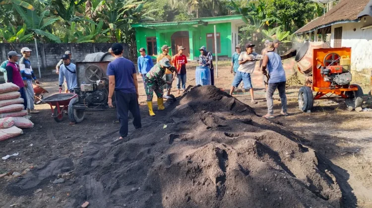 Warga Tempursari Gotong Royong Renovasi Halaman MTs Annur