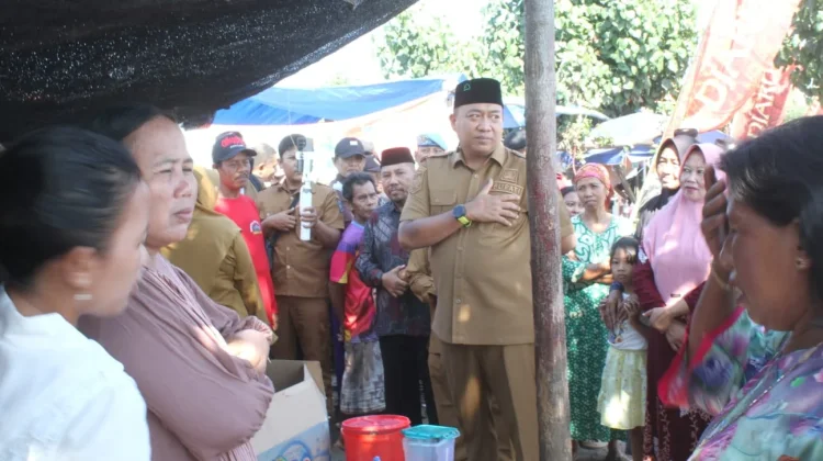 Bupati Situbondo Selipkan Pesan Kebersihan pada Upacara Petik Laut