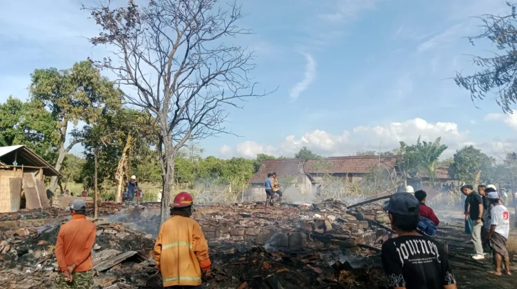 Kebakaran di Botolinggo Hanguskan Tiga Rumah, Kandang dan Dapur Turut Hangus