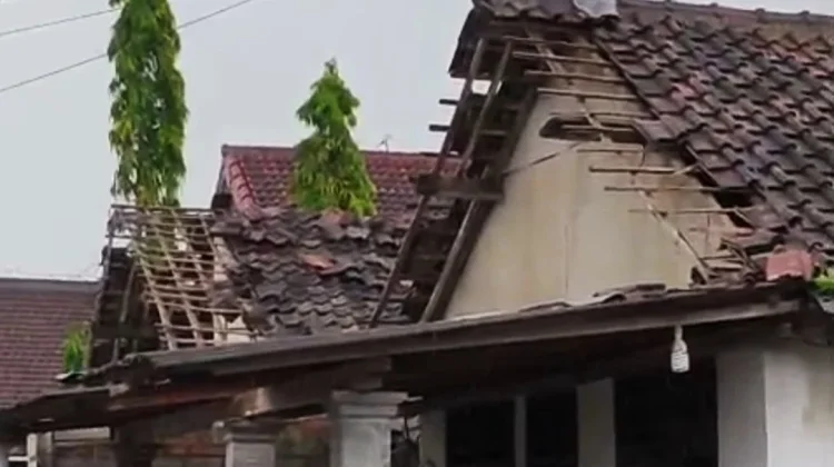 Puting Beliung Rusak 10 Rumah di Purwoharjo Banyuwangi
