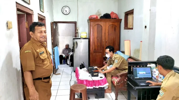 Dispendukcapil Lumajang Jemput Bola Rekam e-KTP Penyandang Disabilitas