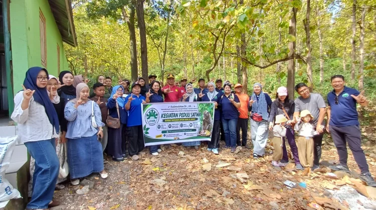 Aksi Relawan LP2SM Bondowoso Beri Makan Monyet Liar
