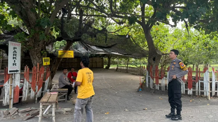 Wisatawan Pantai di Lumjang Dilarang Mandi karena Ombak Tinggi