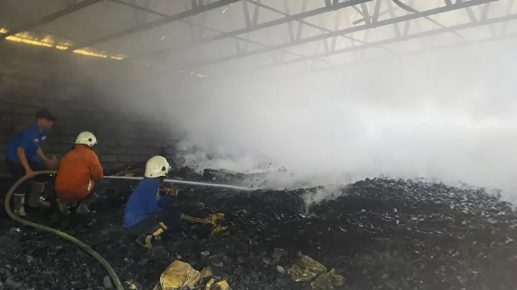 Pabrik Arang di Tlogosari Terbakar, Kerugian Ditaksir Ratusan Juta