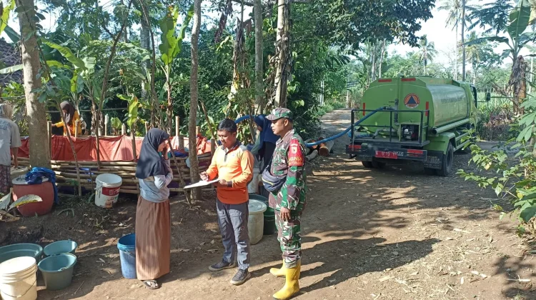 BPBD Lumajang Distribusikan Air Bersih