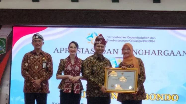 Ketua PKK Situbondo Dapat Penghargaan dari Menteri Kemendukbangga