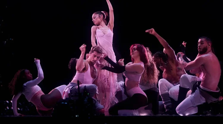 Kejutkan Fans, Ariana Grande Debut Lagu "Petal" saat Konser Eternal Sunshine Tour
