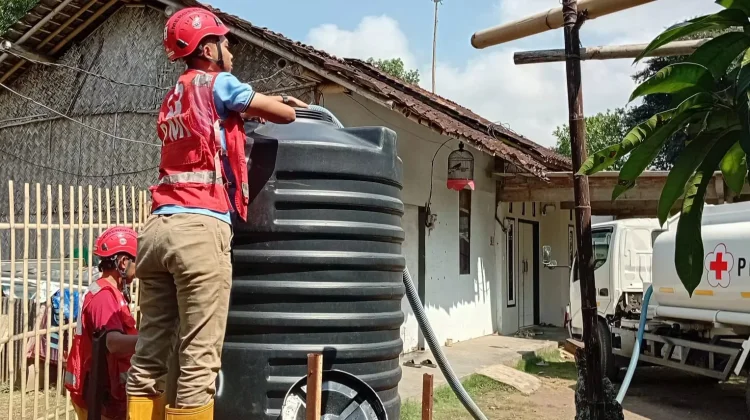 PMI Jember Droping 74 Ribu Liter Air Bersih Daerah Terdampak Kekeringan