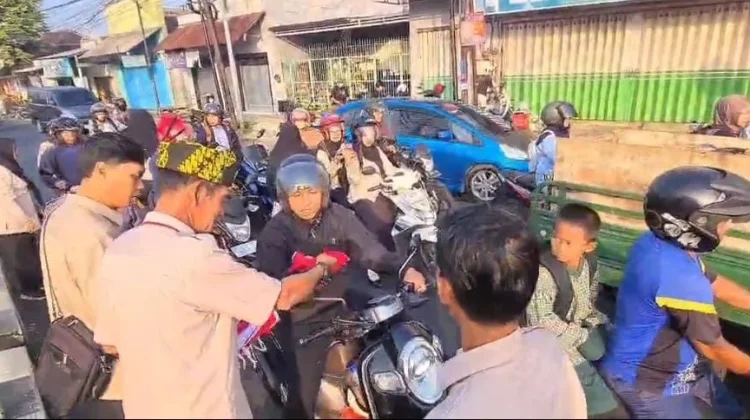 Bakesbangpol Jember Bagi Bendera Gratis untuk Kobarkan Nasionalisme