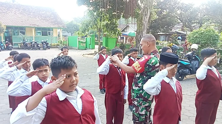 Menjelang HUT RI Siswa di Klakah Lumajang Mendapatkan Pelatihan PBB