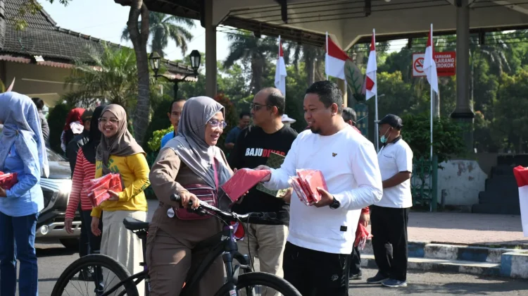 Sambut HUT ke-81 RI, Wabup Bondowoso Bagikan 1.000 Bendera Merah Putih