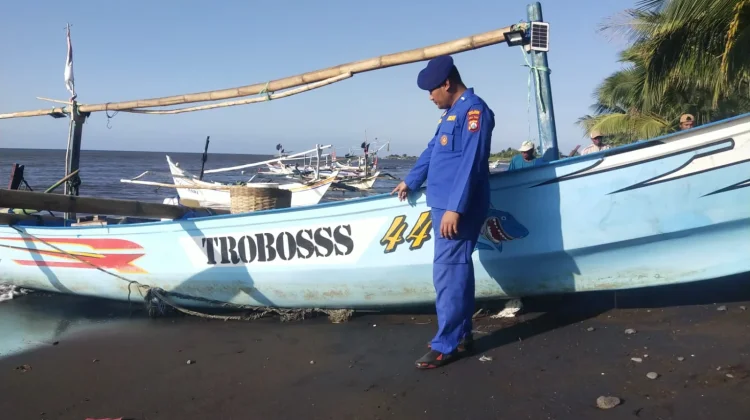 Nelayan Hilang, Perahunya Ditemukan Terbalik di tengah Laut