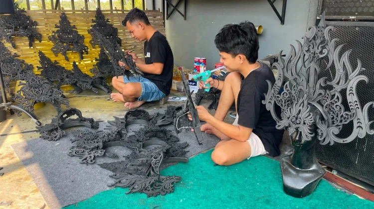 Jelang HUT RI ke-81, Pesanan Ornamen Karnaval Pengrajin Bondowoso Melonjak