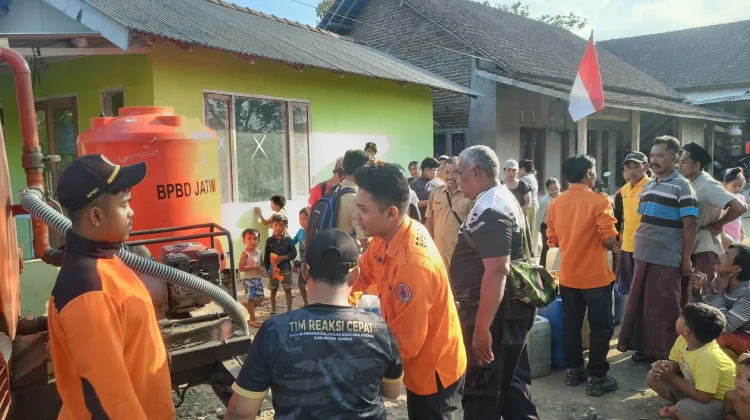 BPBD Jember Salurkan Air Bersih untuk Warga Terdampak Kekeringan di Silo
