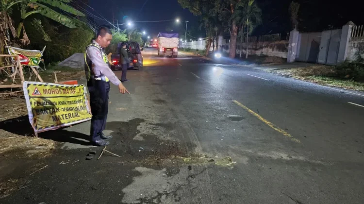 Motor Tabrak Samping Truk Tangki, Satu Penumpang Luka Berat