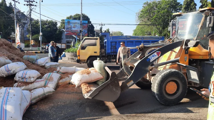 Truk Angkut 2 Ton Serbuk Kayu Terguling