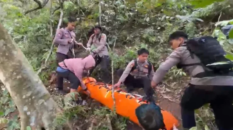 Lewati Medan Curam, Petugas Berhasil Evakuasi Jenazah Dua Pendaki Piramid