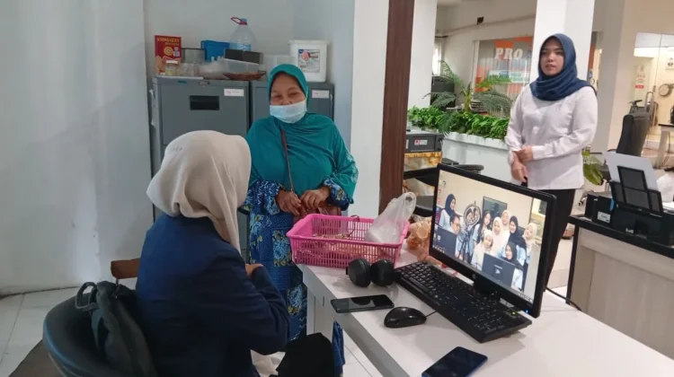 Pantang Menyerah, Ibu Siti Aisyah 30 Tahun Jual Lontong di Jember