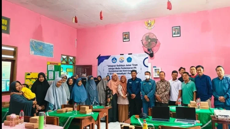 Tim Pengabdian Masyarakat Latih Siswa Bikin Jamur Tiram