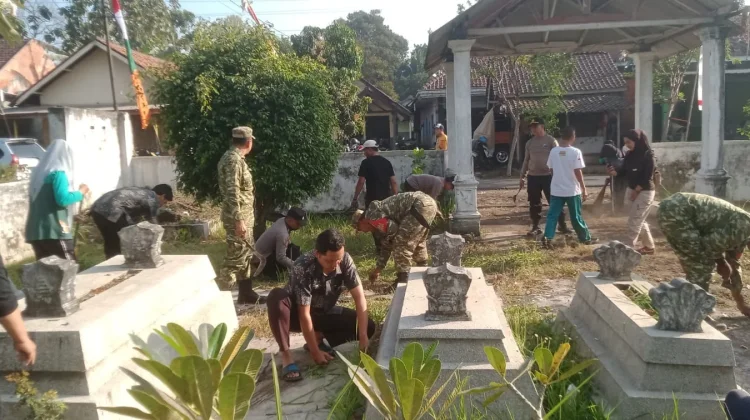 Membersihkan Makam Adipati Singo Wiguno di Kedungjajanng pada Momen Kemerdekaan