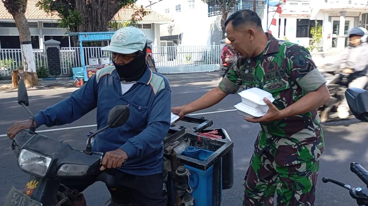Koramil Lumajang Berbagi Makanan di Hari Jumat