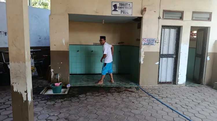 Sambut HUT ke-81 RI, Kemenag Bondowoso Bersihkan Ratusan Masjid