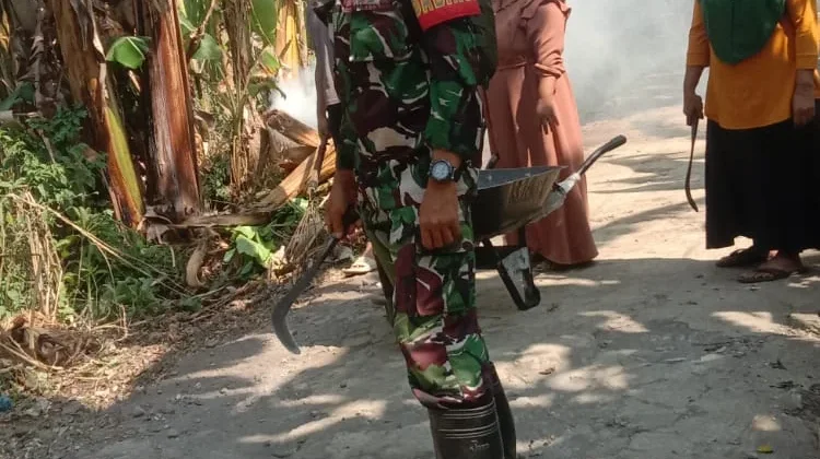 Warga Ranuyoso Lumajang Bersihkan Jalan Sambut Kemerdekaan