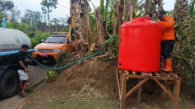 BPBD Distribusi Air Berkala untuk 50 KK di Antirogo Jember