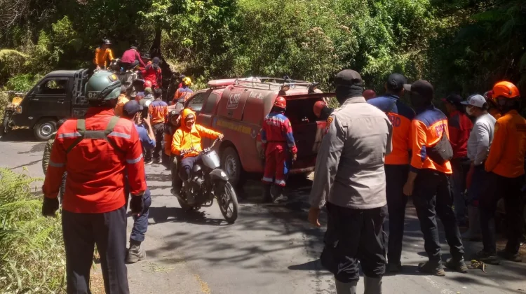Petugas Gabungan Melakukan Pemadaman di Kawasan Ranupani