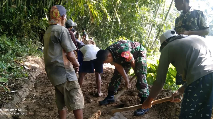 Warga Candipuro Gelar Kerja Bakti Lebarkan Jalan