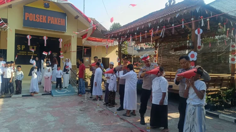 Jelang HUT RI ke-81, Polsek Pakem Bagikan Bendera Merah Putih