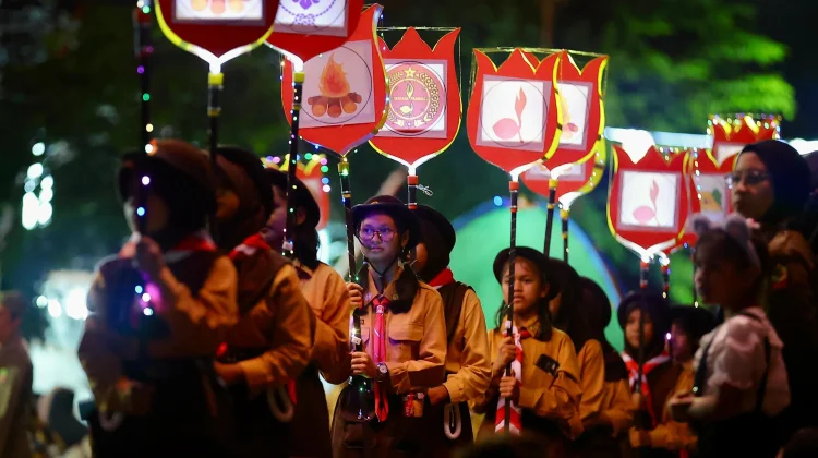 Pelajar Banyuwangi Diajak Menabung Lewat Pawai Lampion
