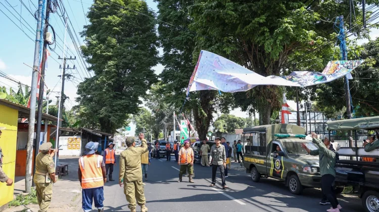 Pemkab Jember Tertibkan Puluhan Baliho dan Spanduk Tak Berizin