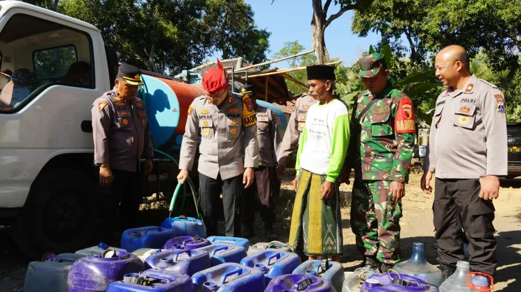 Polres Situbondo Salurkan Air Bersih untuk Warga