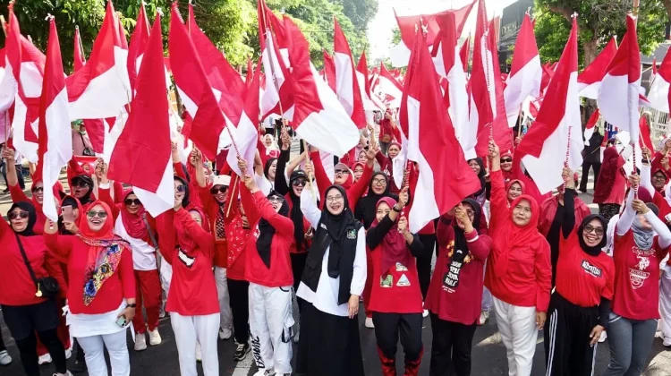 Jelang HUT RI, ASN Banyuwangi Bagikan Bendera Gratis