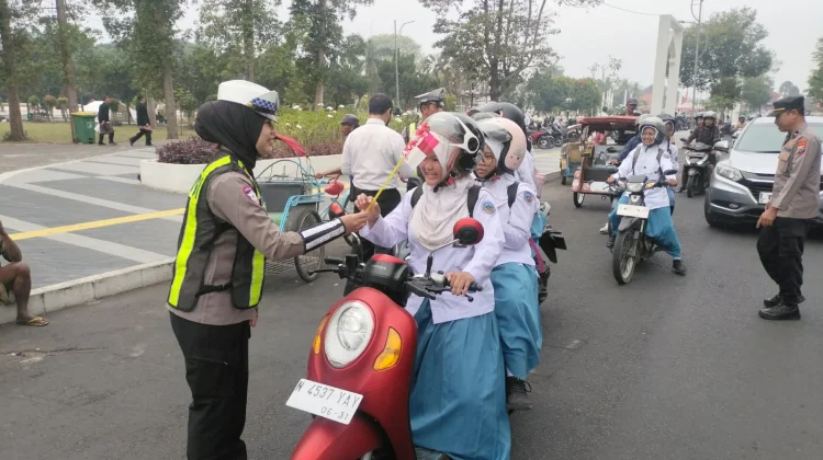 Ratusan Bendera Merah Putih Dibagikan di Alun-Alun Lumajang