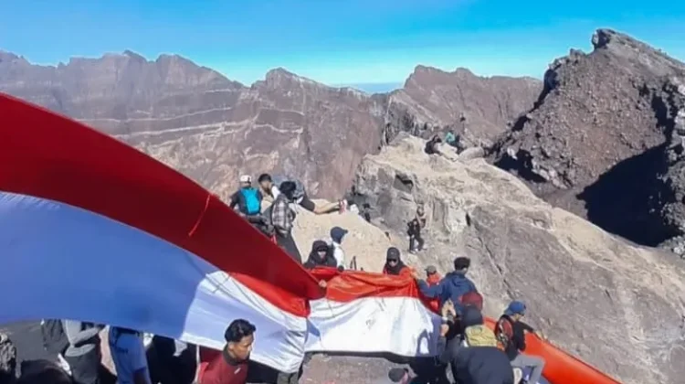 Ratusan Pendaki Kibarkan Merah Putih di Puncak Gunung Raung