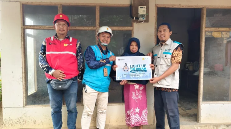 PLN Pasang Listrik Bagi Warga Tak Mampu