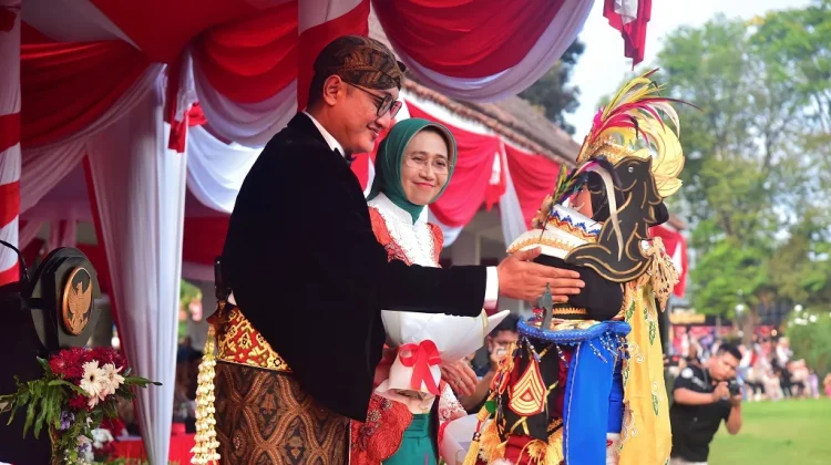 Penurunan Bendera HUT ke-81 RI, Mas Yudha Titip Pesan untuk Generasi Muda Lumajang