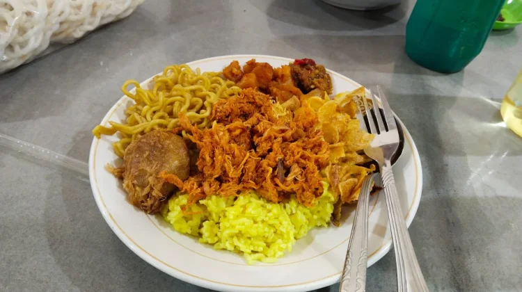 Nasi Kuning Warung Inong Jadi Pilihan Sarapan di Lumajang
