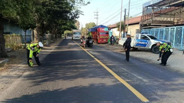 Pengendara Motor Meninggal Tabrak Truk Parkir di Ketapang