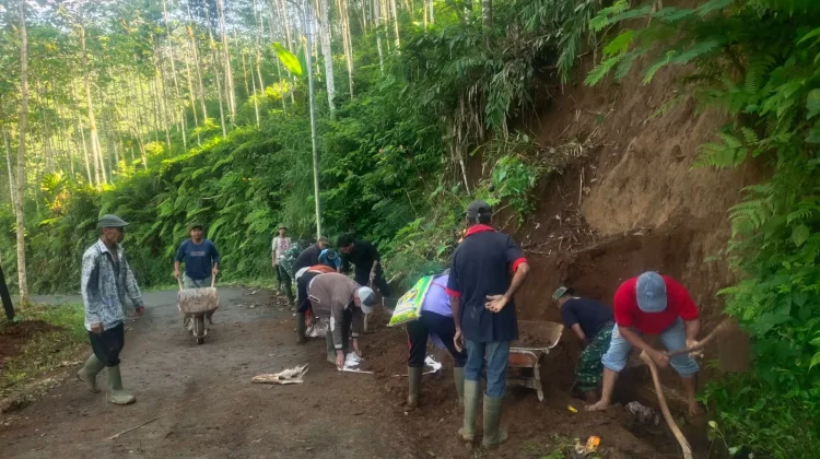 Warga Bersihkan Material Longsor di Jalan Senduro