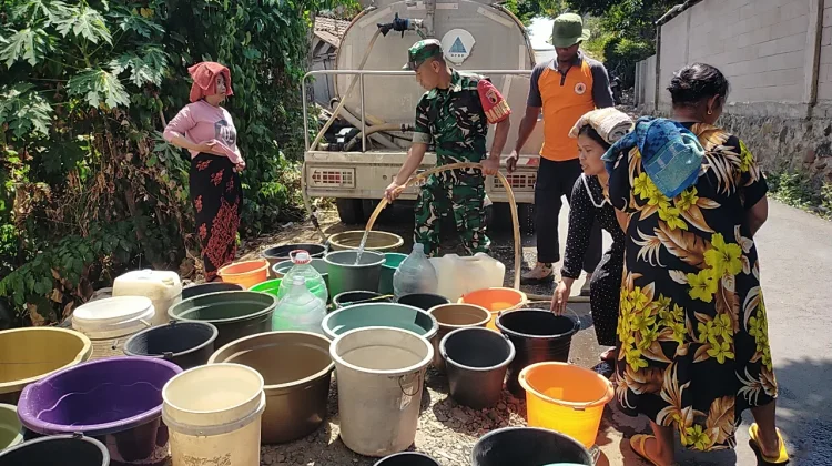 Distribusi Air Bersih untuk 100 Warga Terdampak Kekeringan Situbondo