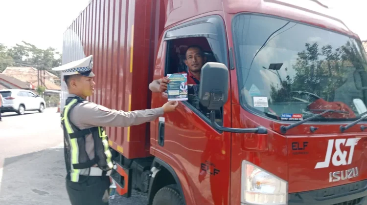 Satlantas Lumajang Edukasi Sopir Truk Cegah Kecelakaan