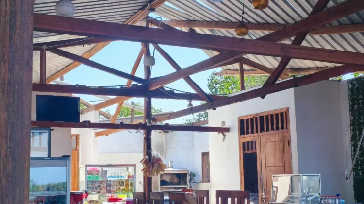Atap Rumah Makan di Pantura Rusak Diterjang Puting Beliung